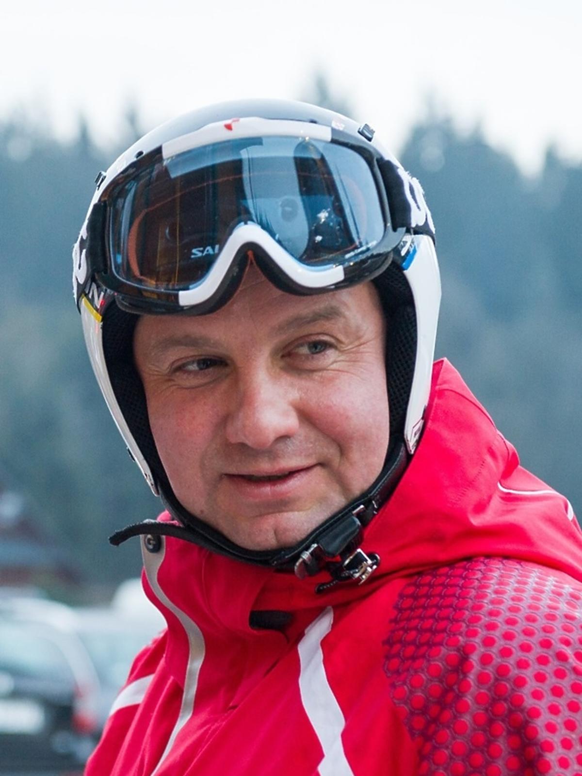 Andrzej Duda w czerwonym kombinezonie narciarskim