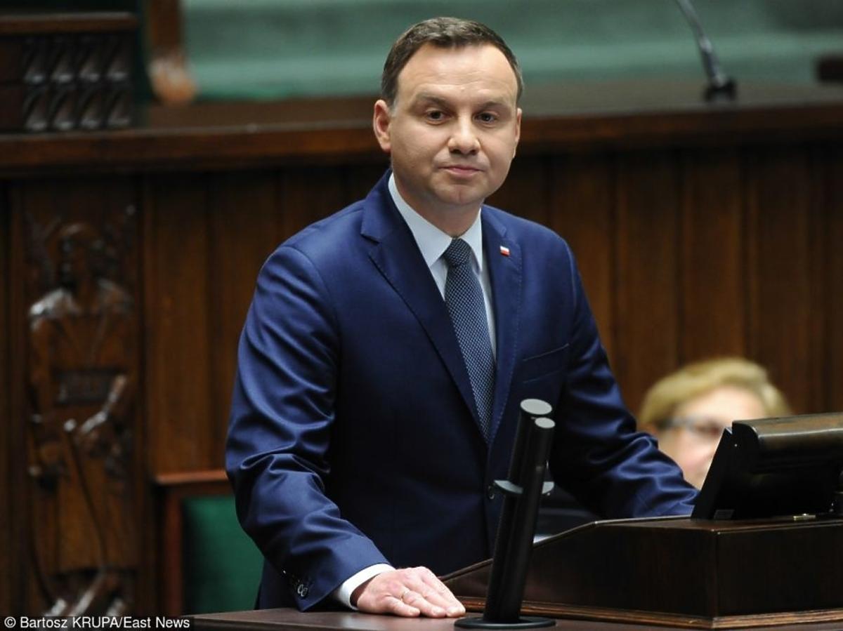 Andrzej Duda w granatowym garniturze