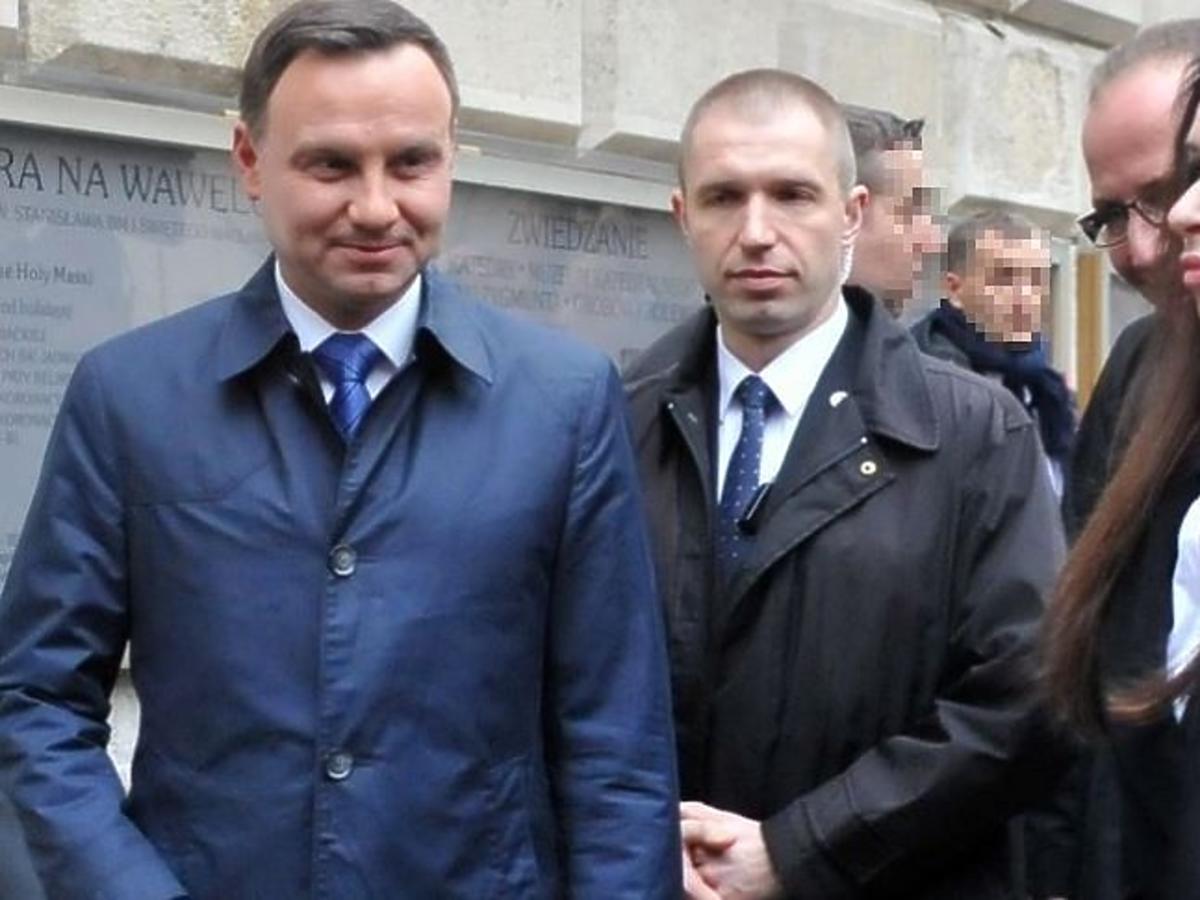 Andrzej Duda w niebieskim płaszczu