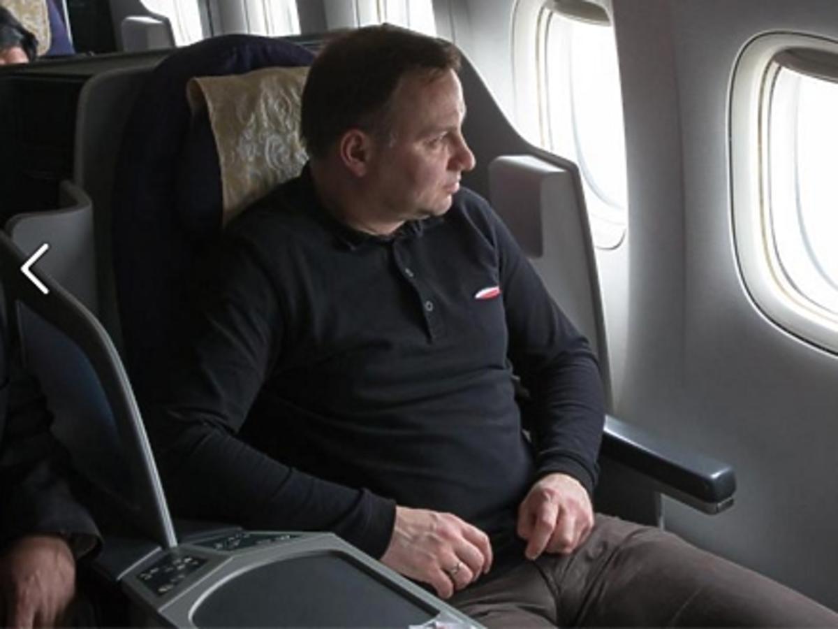 Andrzej Duda w samolocie ubrany w kontrowersyjną bluzę marki Red is Bad popierającej narodowców