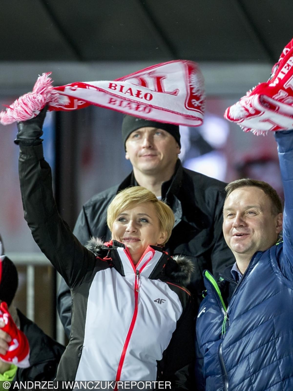 Andrzej Duda z żoną kibicuje skoczkom narciarskim