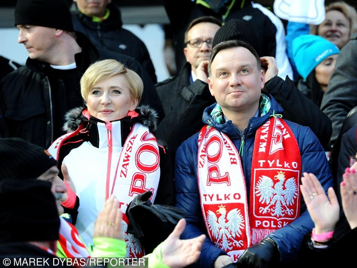 Andrzej Duda z żoną kibicuje skoczkom narciarskim