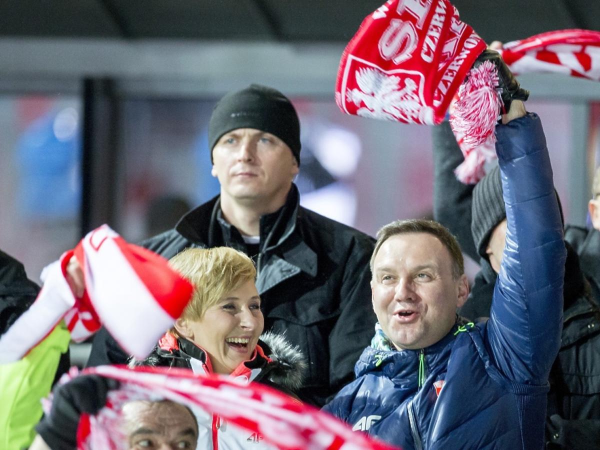 Andrzej Duda z żoną kibicuje skoczkom narciarskim