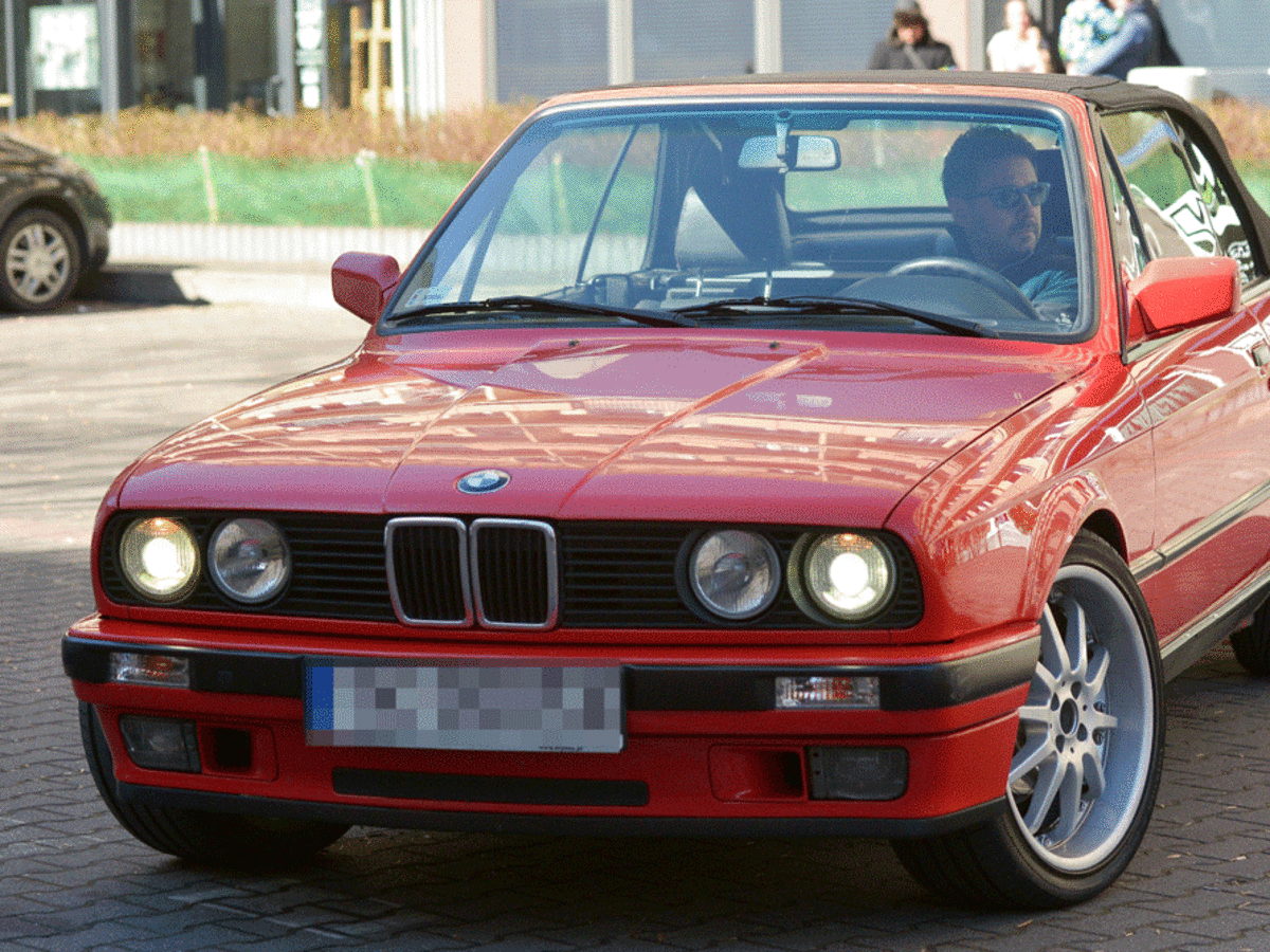 Andrzej Piaseczny w czerwonym BMW
