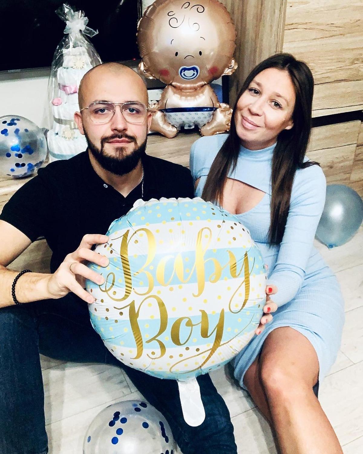 Aneta i Robert z balonem it's a boy