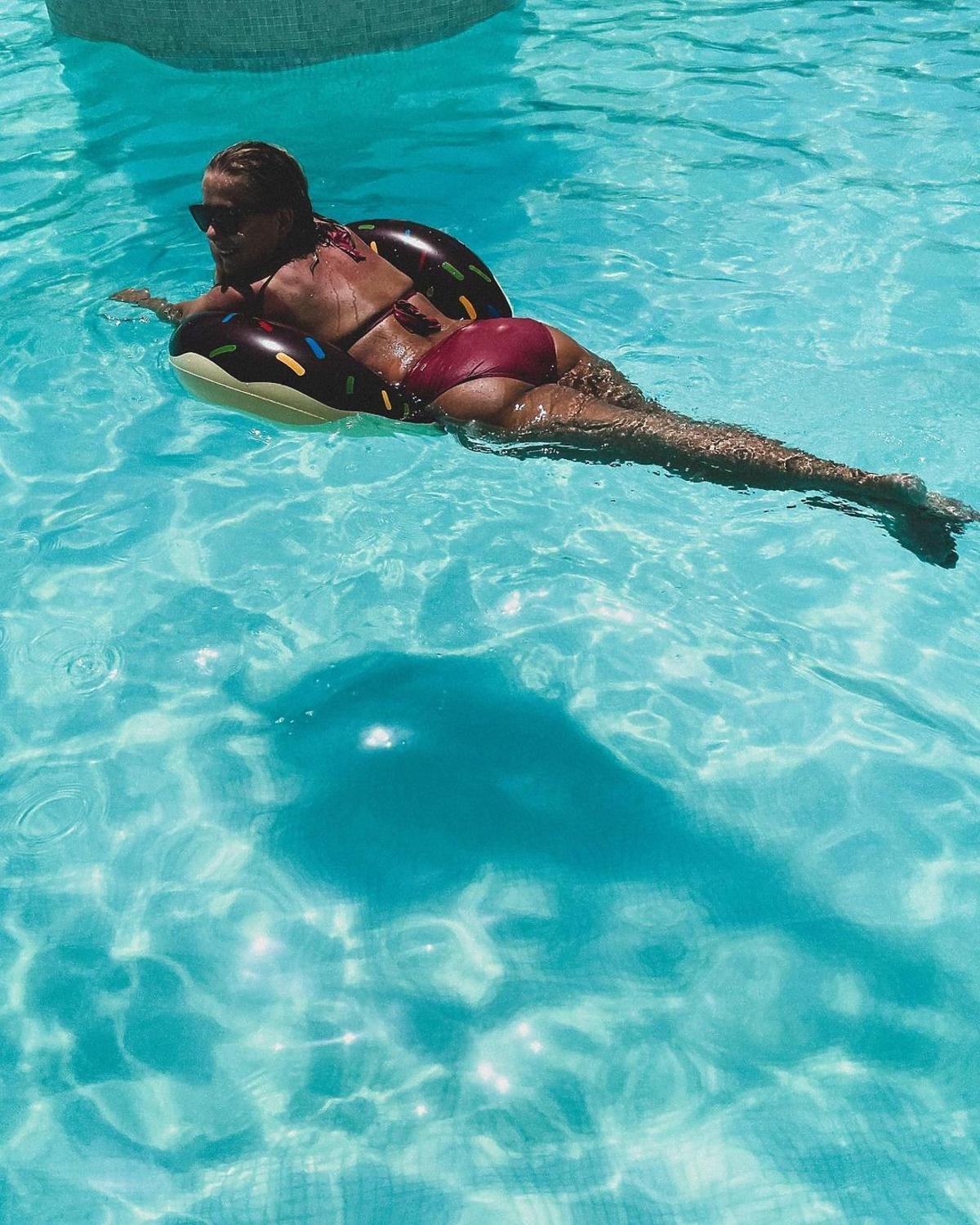 Aneta Zając w bikini w basenie