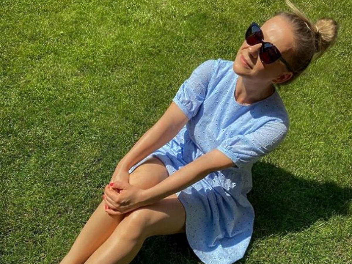 Aneta Zając w błękitnej sukience