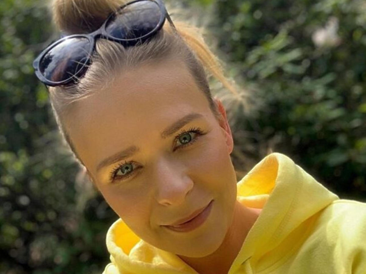 Aneta Zając w żółtej bluzie