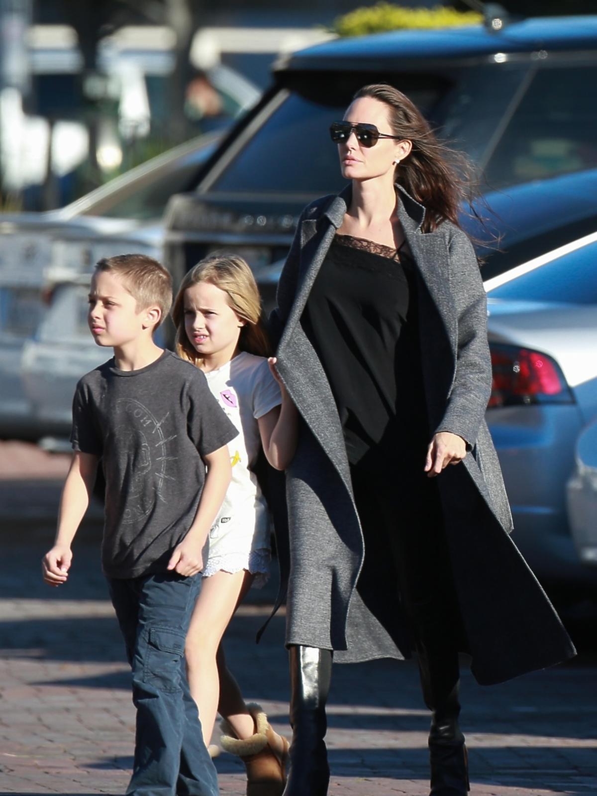 Angelina Jolie przyłapana z dziećmi na zakupach. Plotki o tym, że waży 34 kilogramy, to kłamstwo?