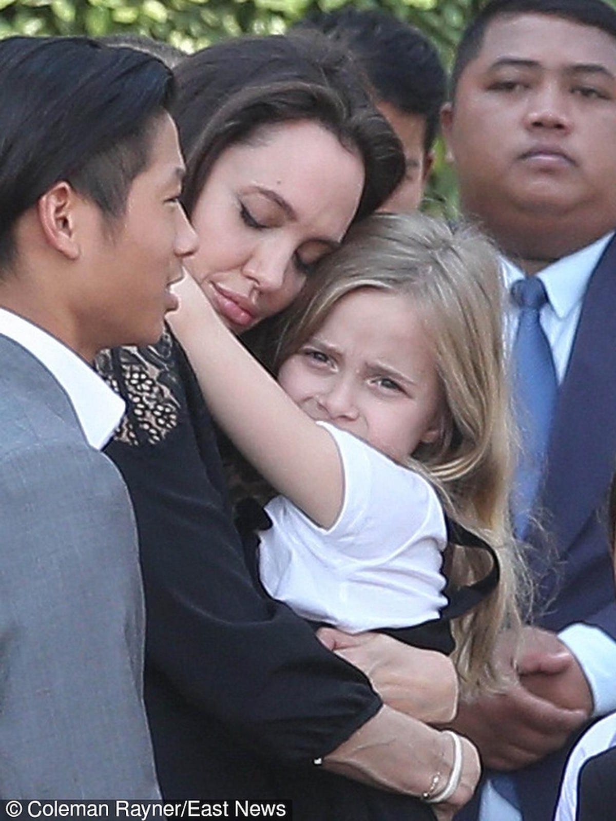Angelina Jolie przytula się do córki na konferencji prasowej 