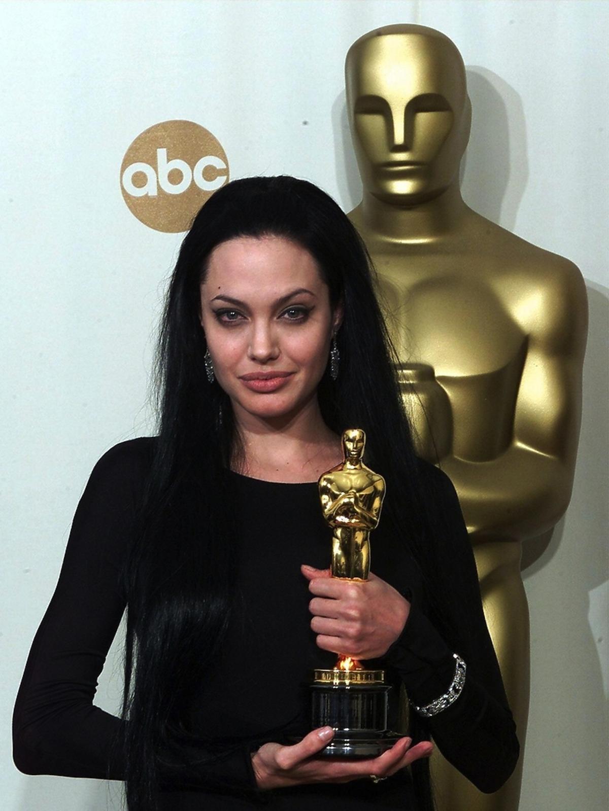 Angelina Jolie w czerni z Oskarem