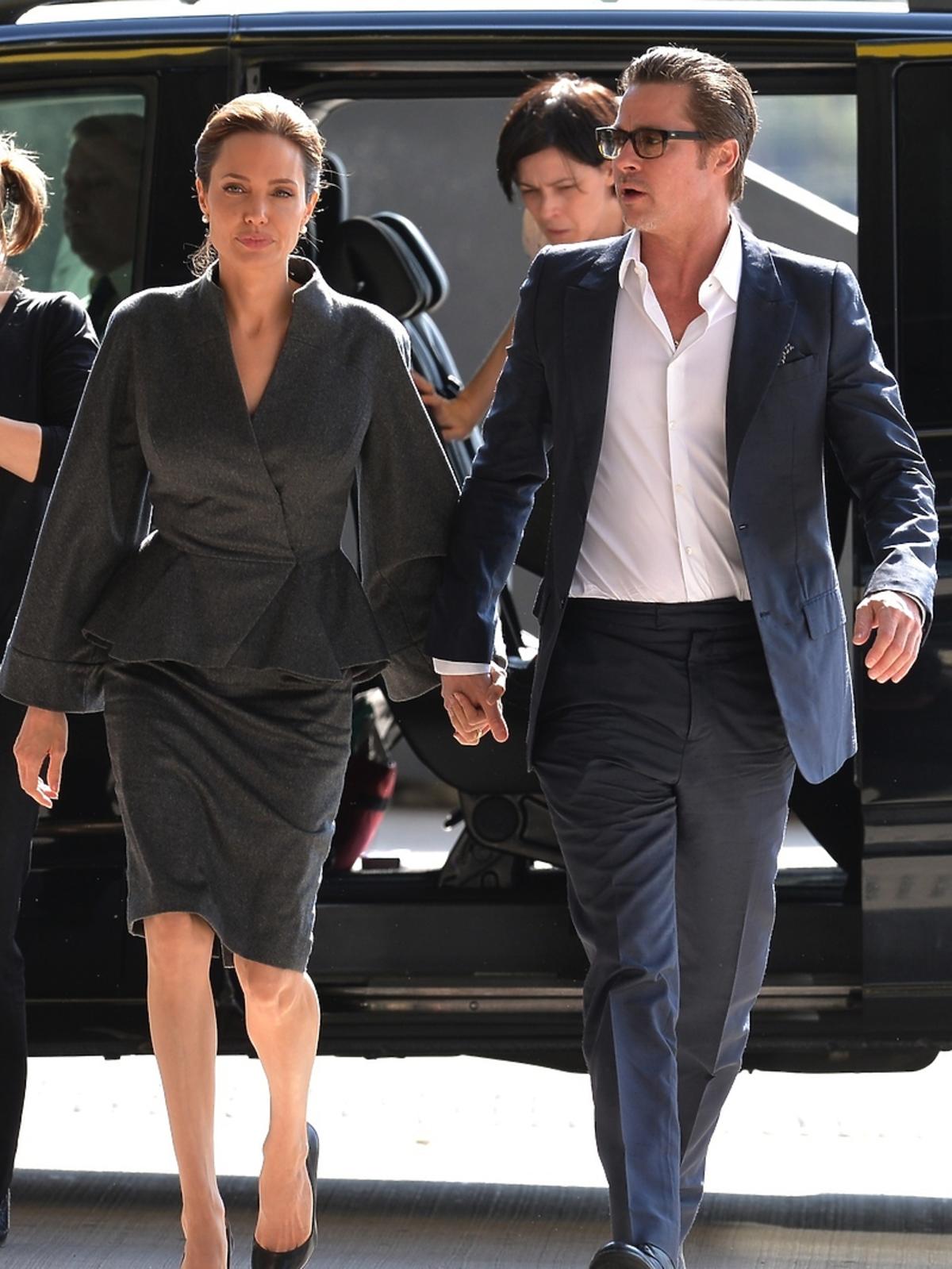Angelina Jolie w eleganckiej sukni i Brad Pitt w garniturze na czerwonym dywanie