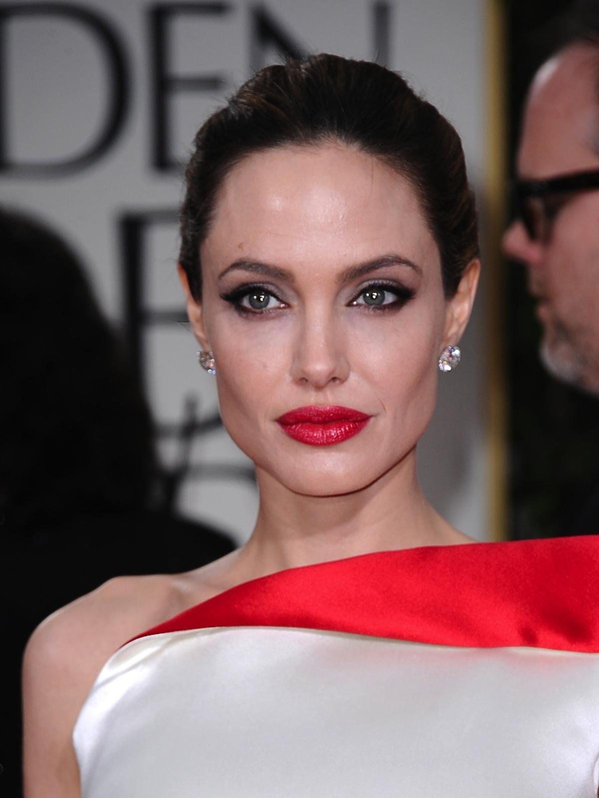 Angelina Jolie w koku z czerwonymi ustami
