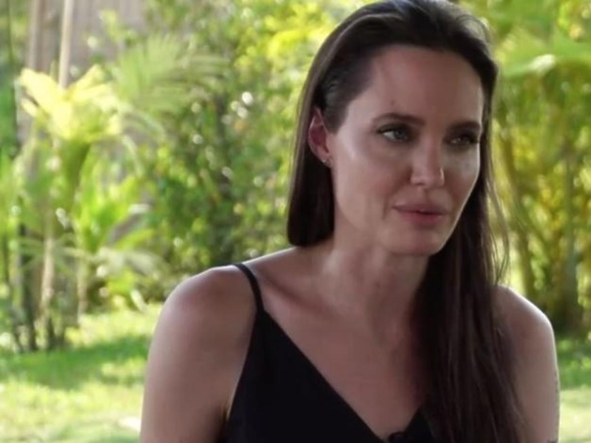 Angelina Jolie w rozpuszczonych włosach