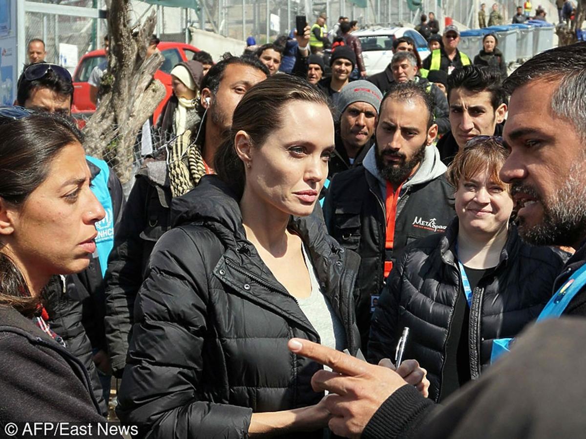 Angelina Jolie w tłumie ludzi w Grecji