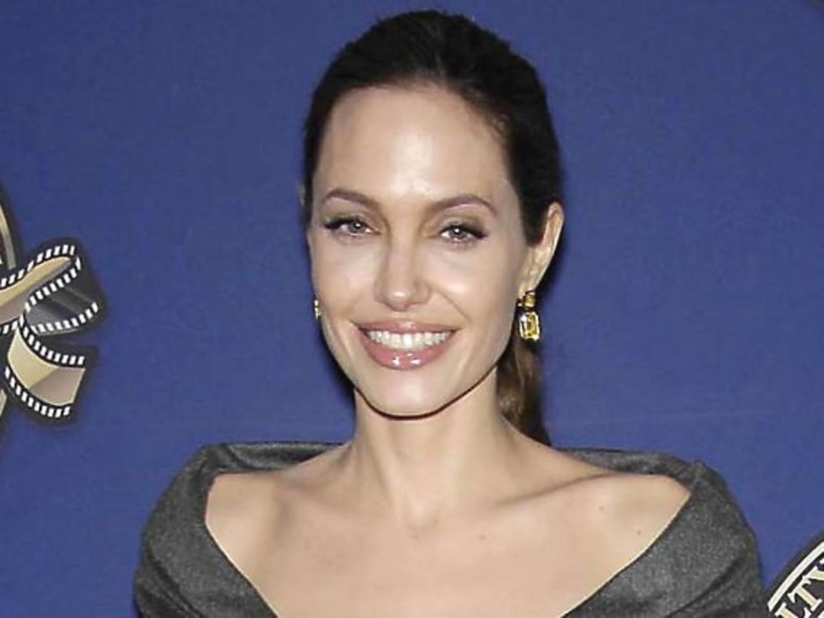 Angelina Jolie zagra w filmie swoją matkę