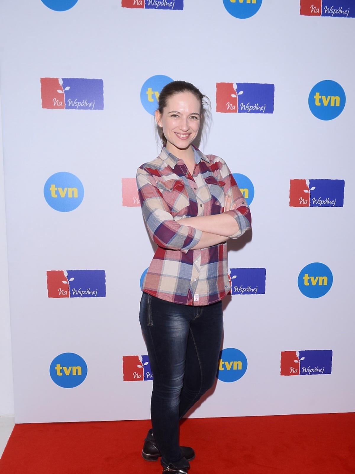Ania Cieślak w koszuli w kratę