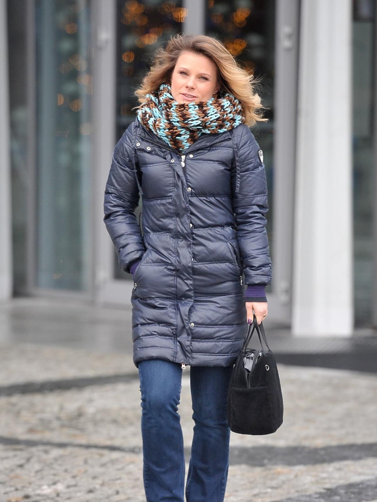 Ania Głogowska w granatowym płaszczu