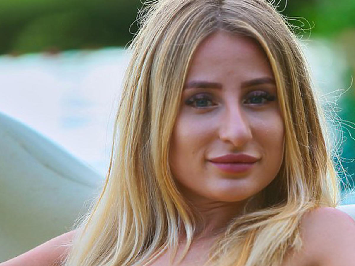 Ania z Hotelu Paradise w kostiumie kąpielowym