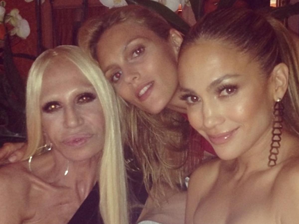 Anja Rubik na pokazie Versace z Donatellą Versace i Jennifer Lopez