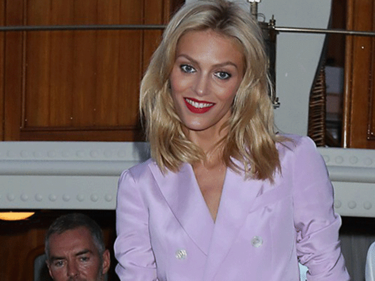 Anja Rubik w fioletowej marynarce