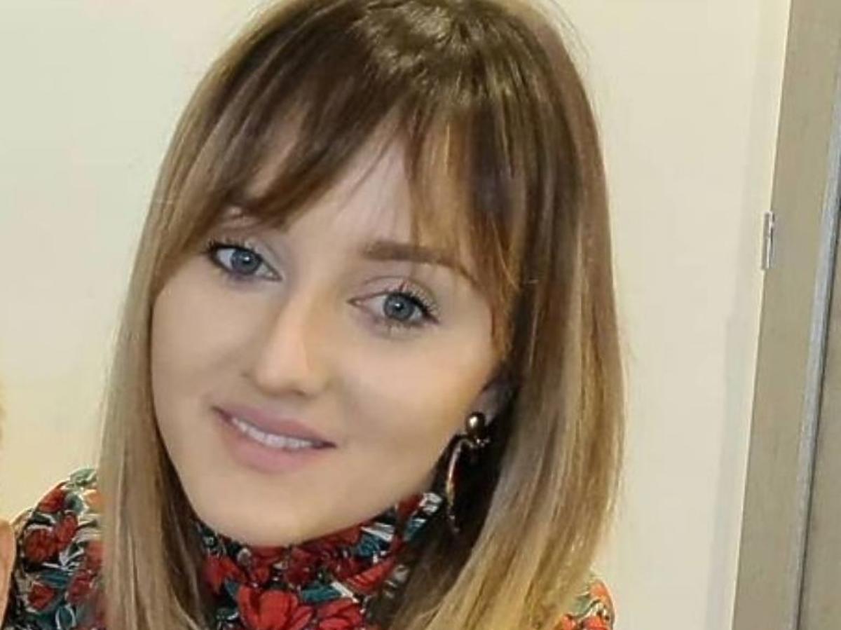 Anna Bardowska w czerwonej sukience w kwiaty