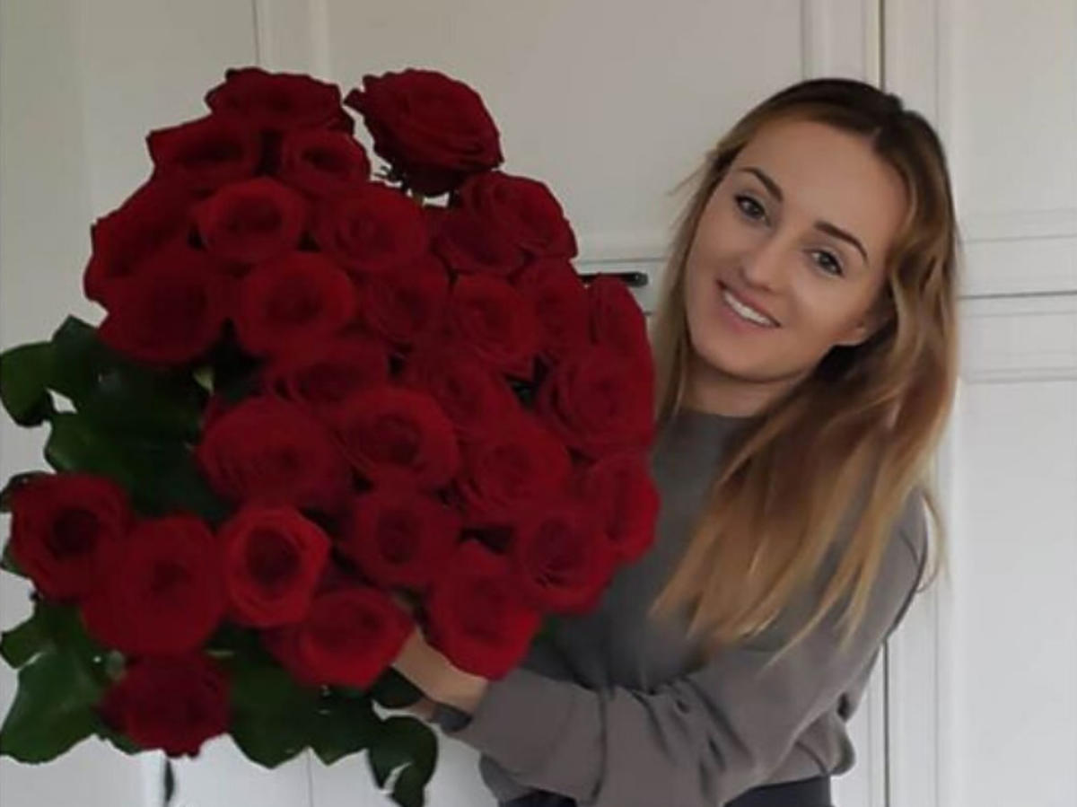 Anna Bardowska z bukietem czerwonych róż