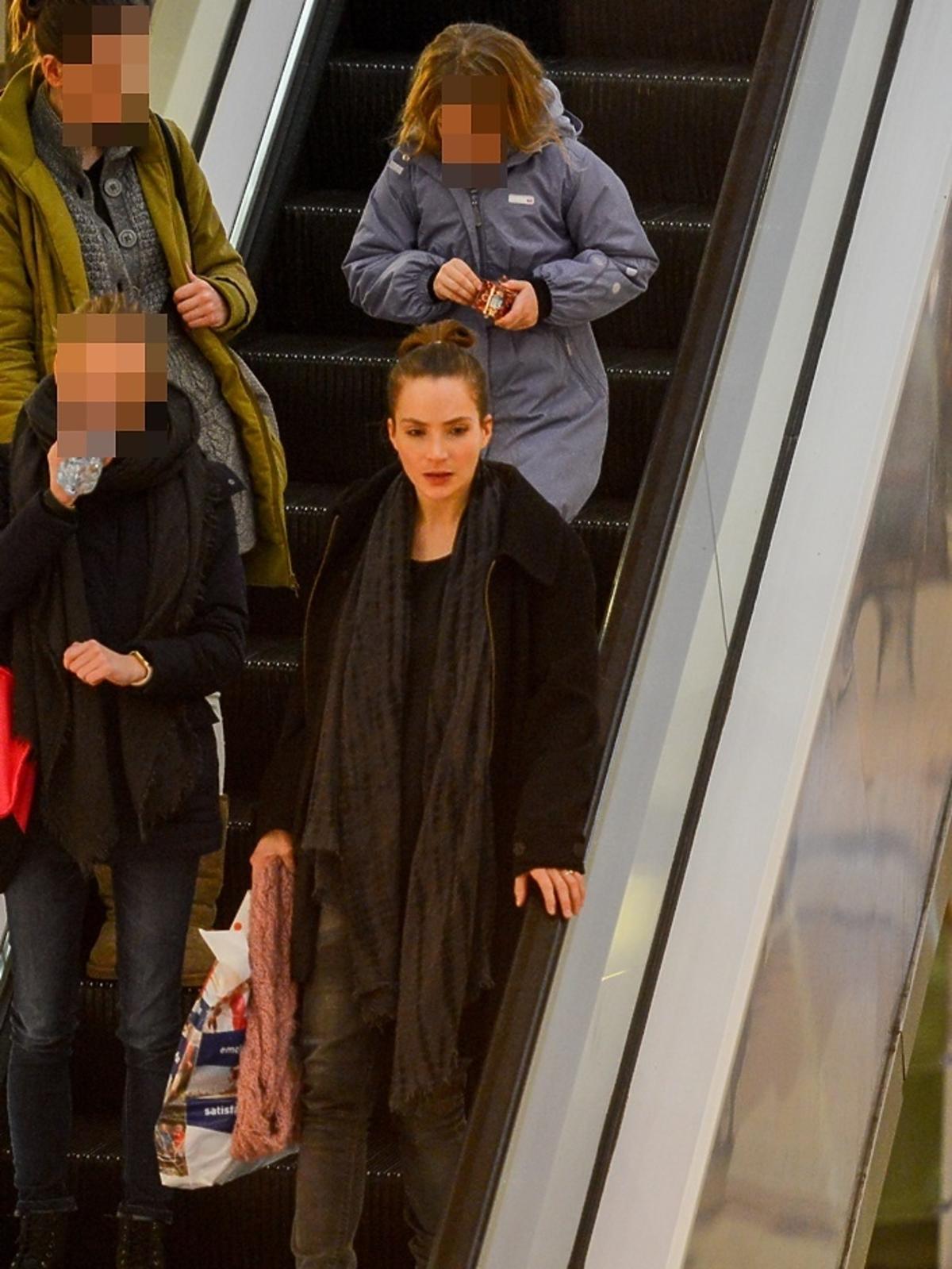 Anna Dereszowska w czarnym płaszczu