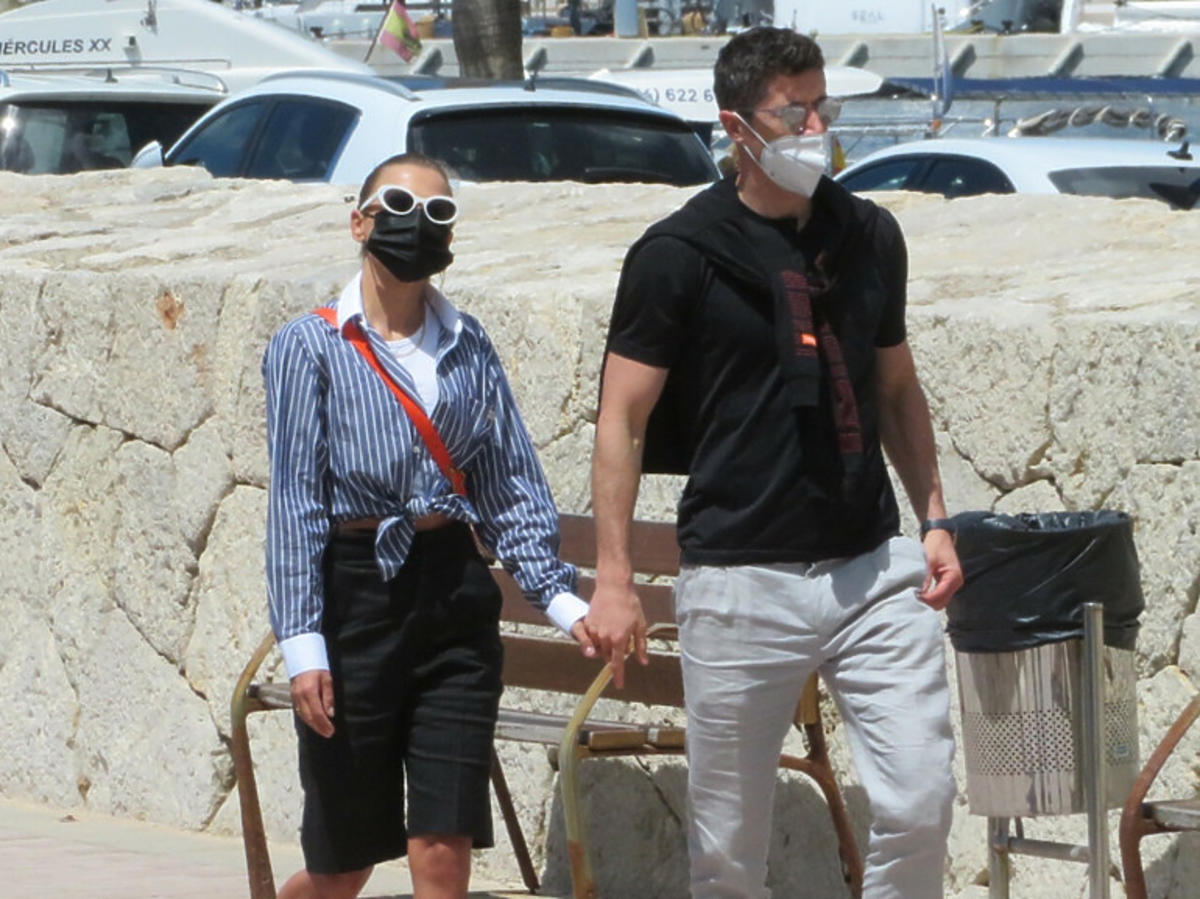Anna i Robert Lewandowscy na Majorce na spacerze