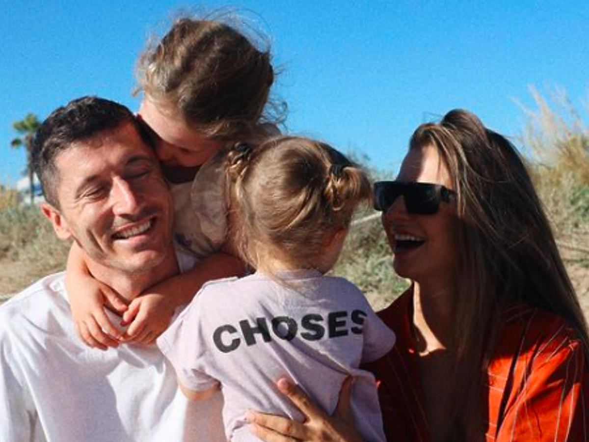 Anna i Robert Lewandowscy na plaży z córkami