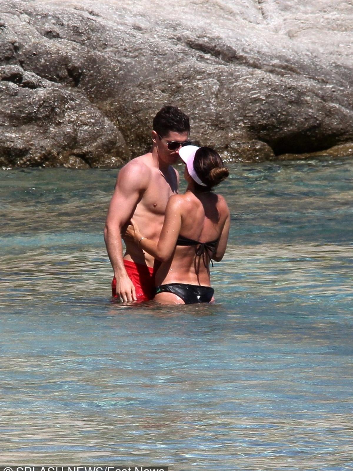 Anna i Robert Lewandowscy przyłapani na plaży w Grecji