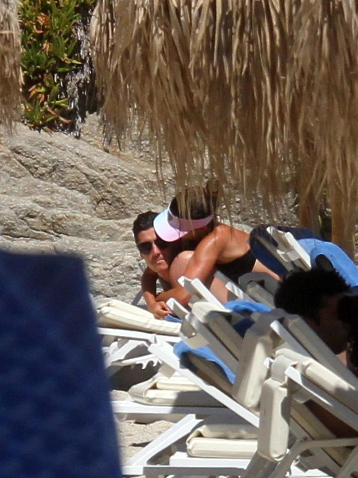 Anna i Robert Lewandowscy przyłapani na plaży w Grecji