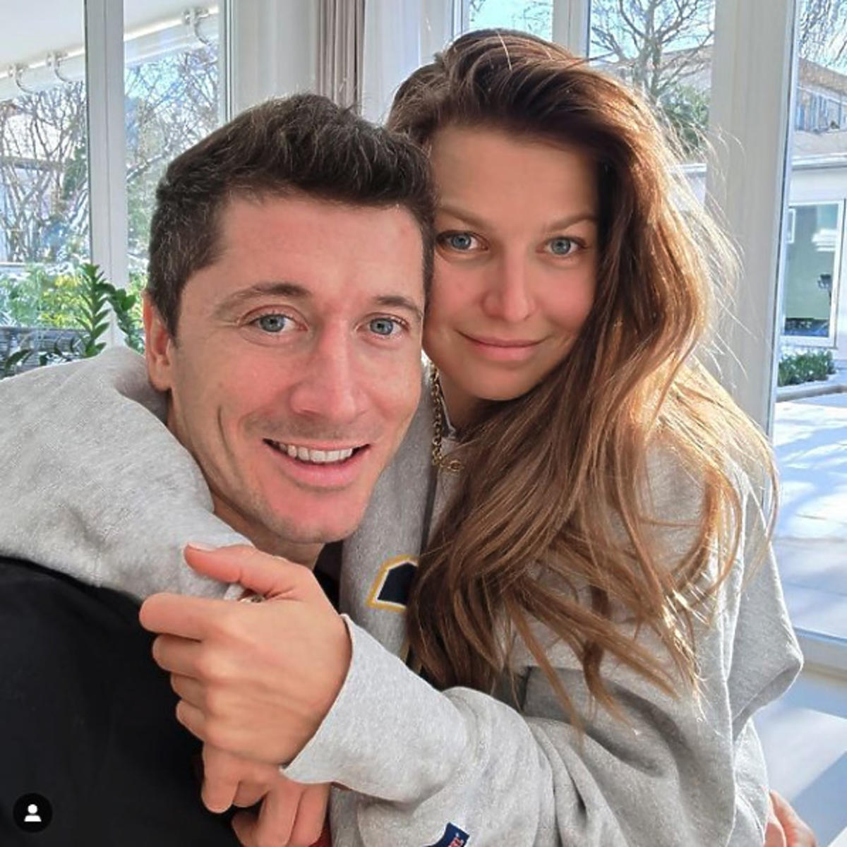 Anna i Robert Lewandowscy przytulają się