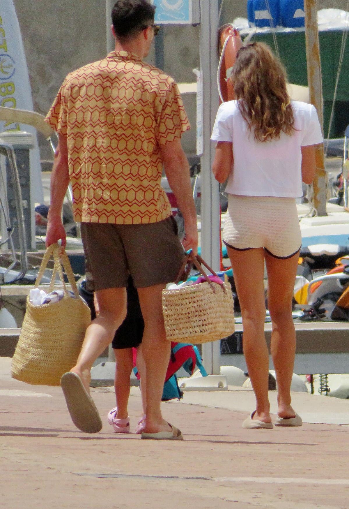 Anna i Robert Lewandowscy tak spędzają czas na Majorce  - piłkarz obładowany torbami zmierza do luksusowego jachtu