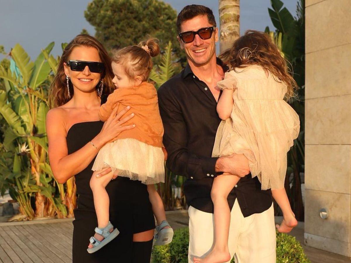Anna i Robert Lewandowscy z córkami