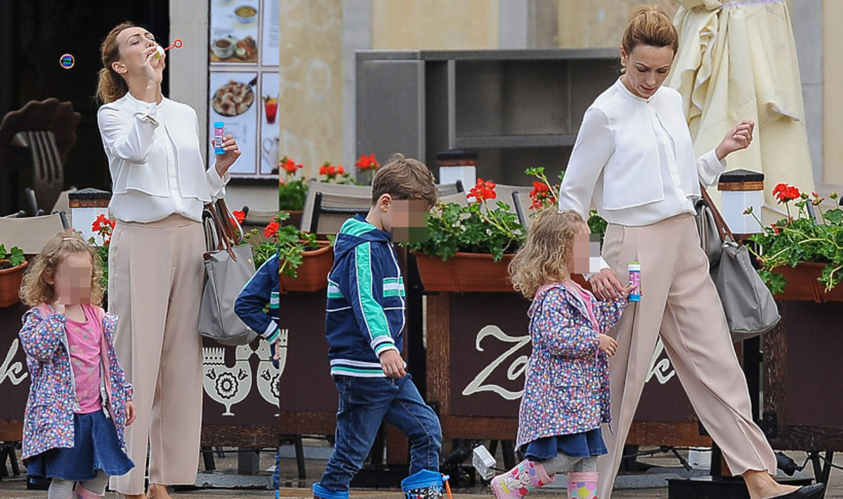 Anna Kalczyńska na spacerze z dziećmi