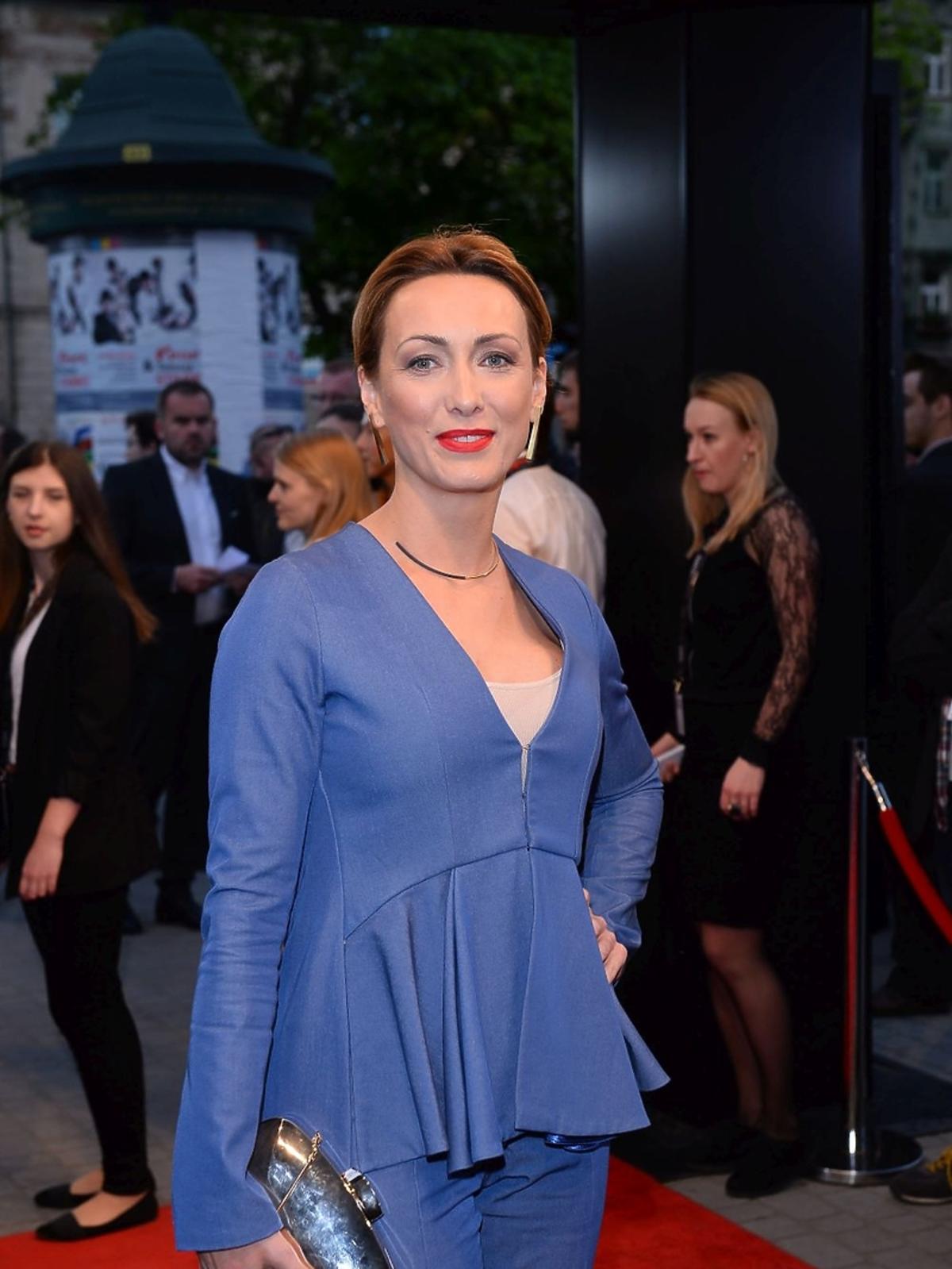 Anna Kalczyńska w niebieskiej marynarce
