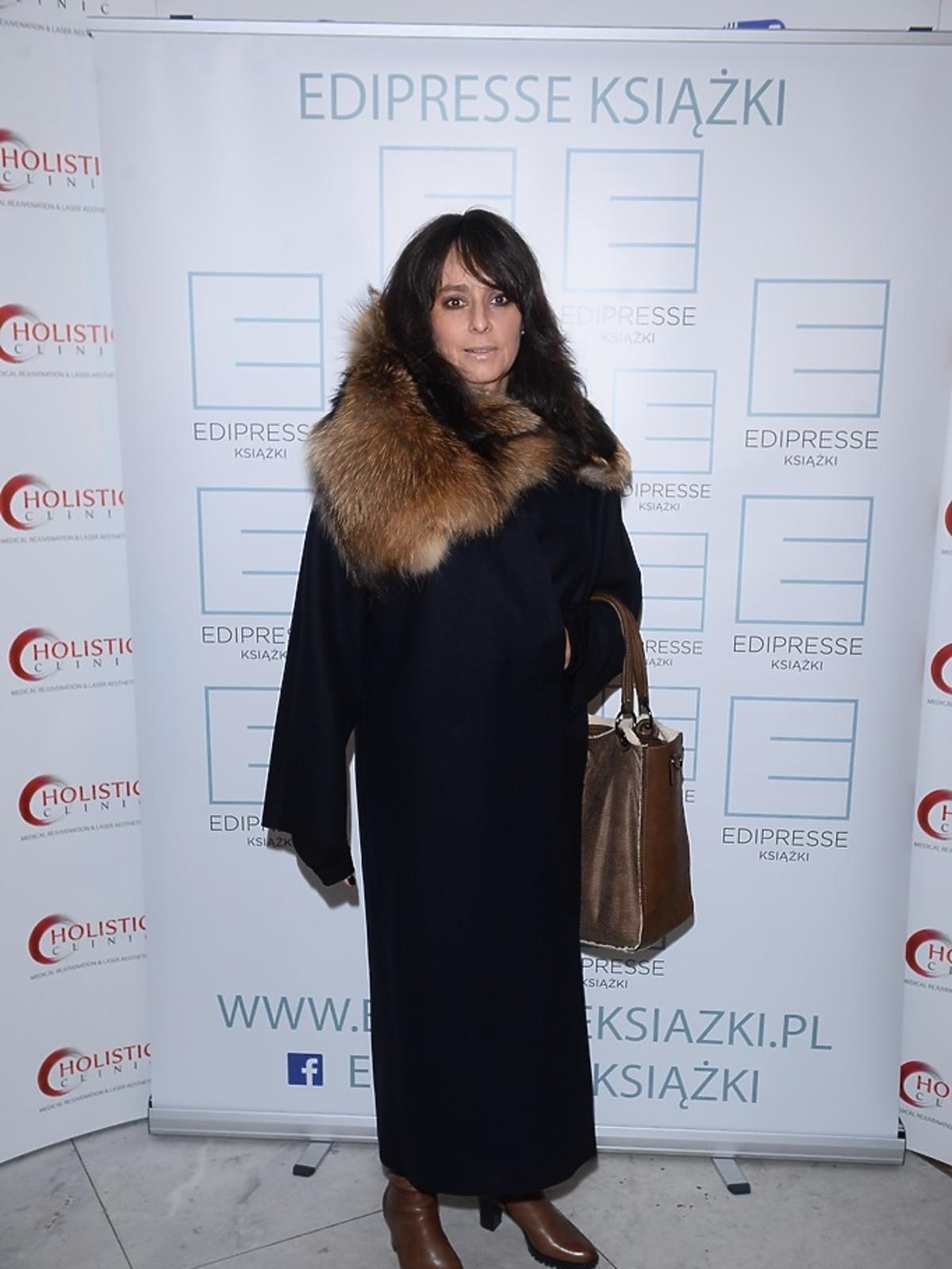 Anna Korcz w płaszczu z futrem