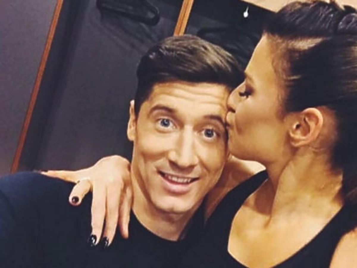 Anna Lewandowska całuje Roberta Lewandowskiego