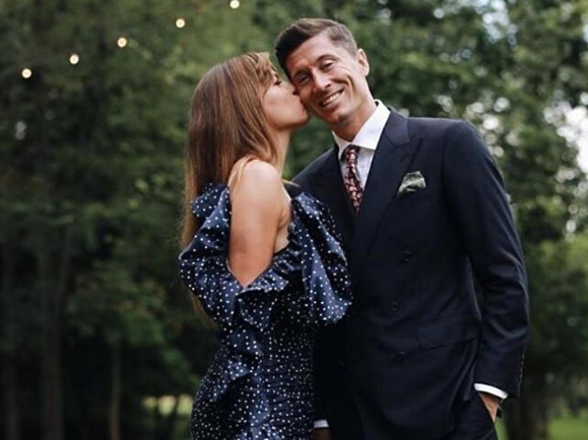 Anna Lewandowska całuje Roberta Lewandowskiego