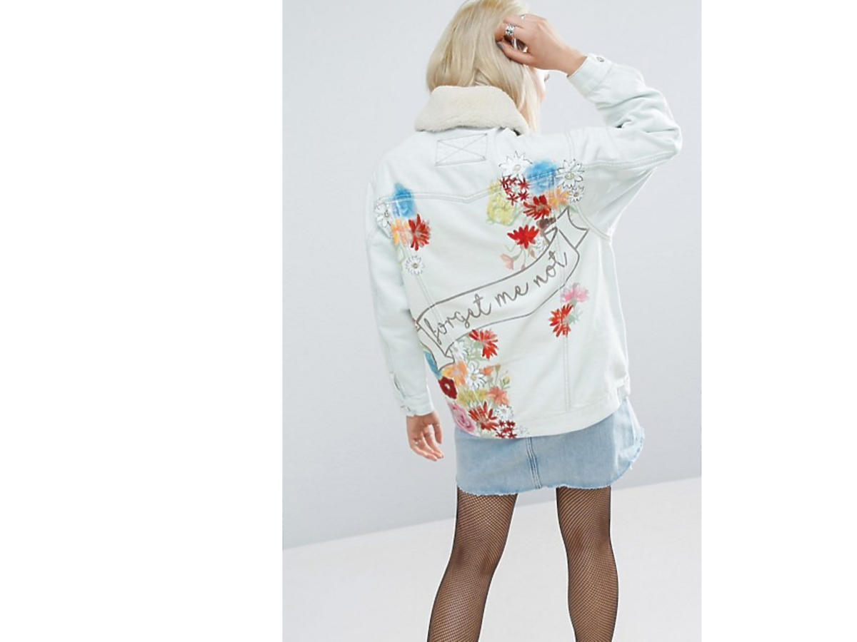 Anna Lewandowska dżinsowa kurtka z naszywkami napisem cena Mohito Zara Reserved H&M Asos