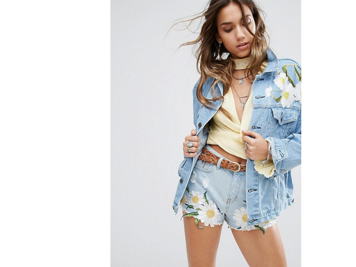 Anna Lewandowska dżinsowa kurtka z naszywkami napisem cena Mohito Zara Topshop Asos H&M