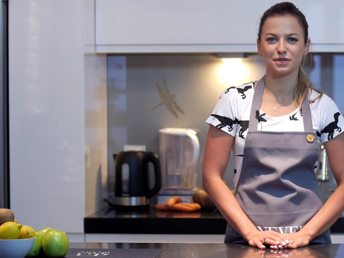 Anna Lewandowska gotuje w kuchni