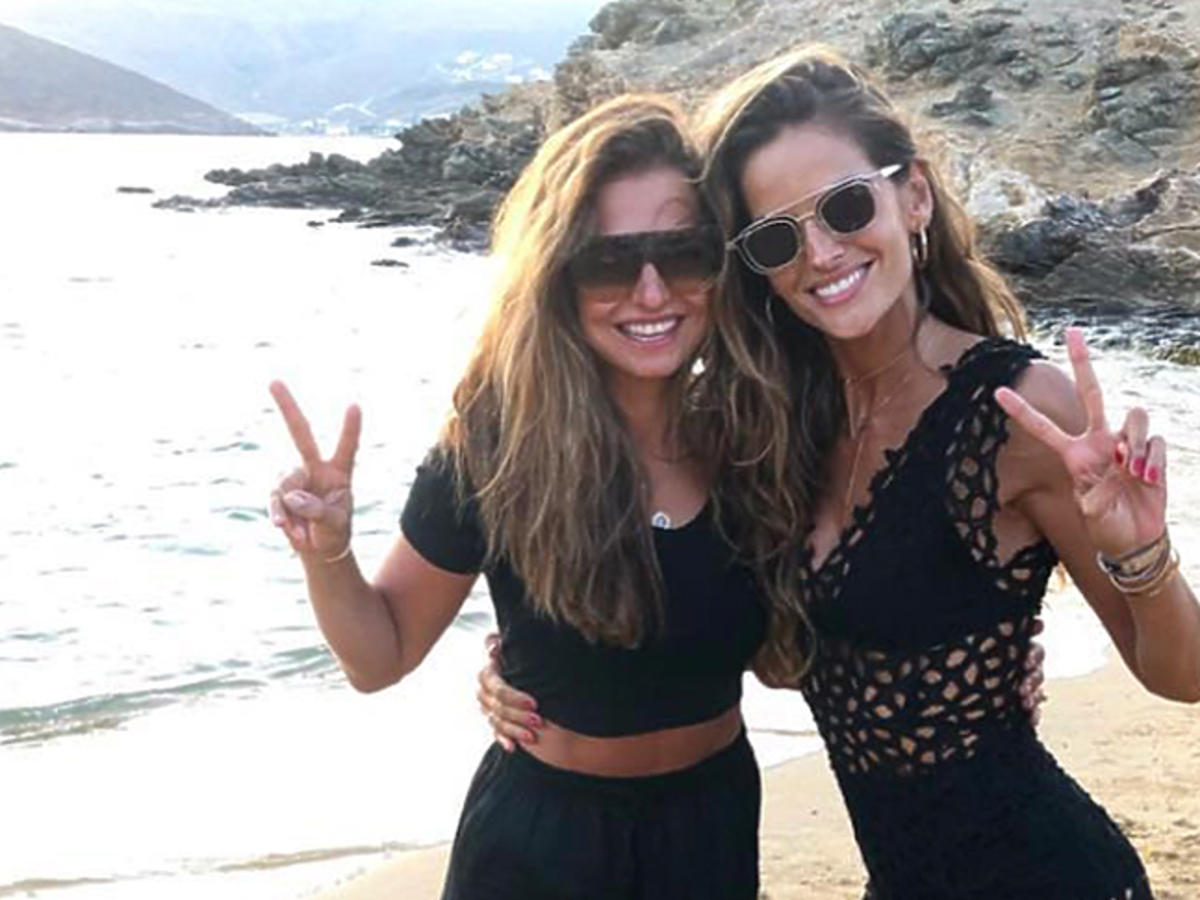 Anna Lewandowska i Izabel Goulart na plaży w Mykonos