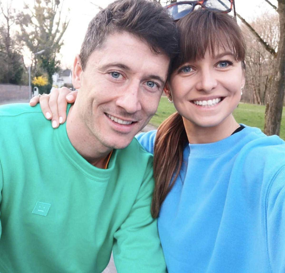 Anna Lewandowska i Robert Lewandowski w kolorowych podobnych bluzach