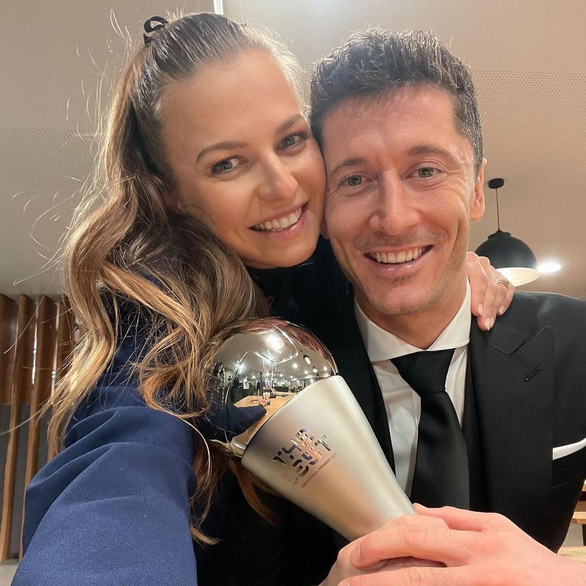 Anna Lewandowska i Robert z nagrodą FIFA