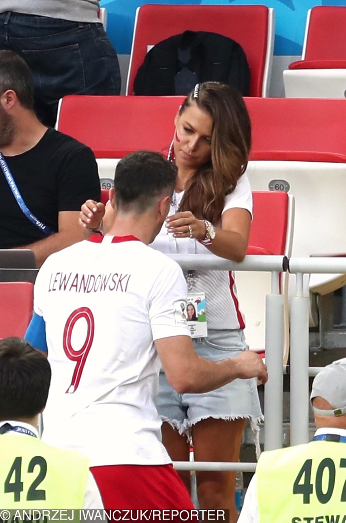 Anna Lewandowska pociesza Roberta po przegranym meczu