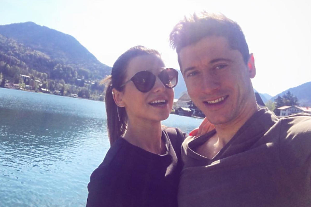 Anna Lewandowska, Robert Lewandowski pozują do selfie na wakacjach