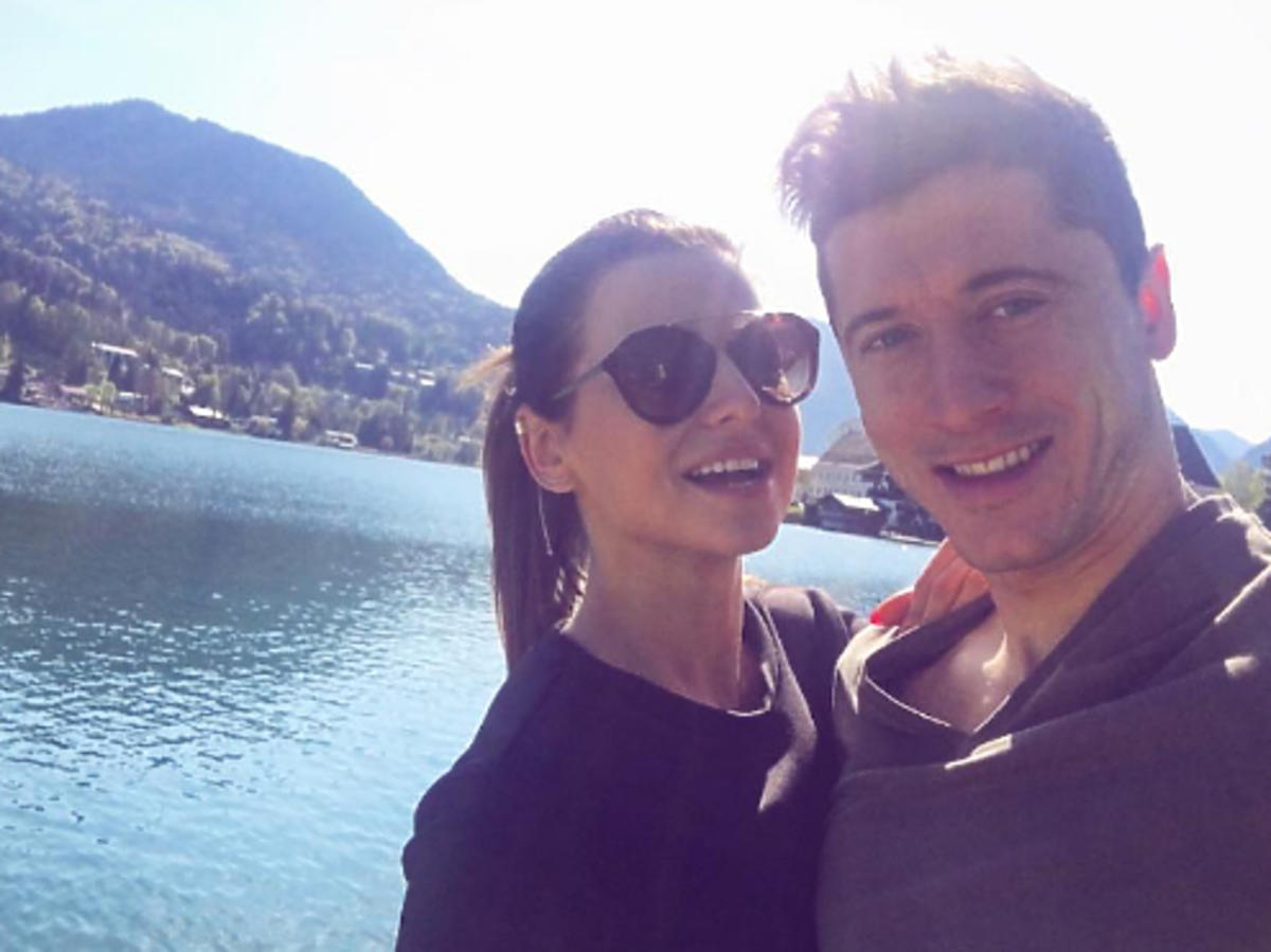 Anna Lewandowska, Robert Lewandowski pozują do selfie na wakacjach