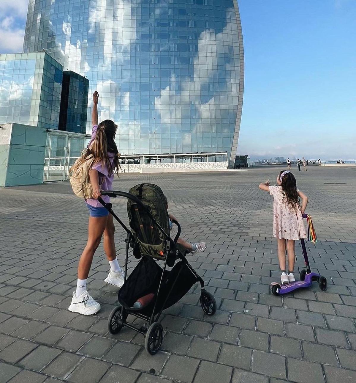 Anna Lewandowska spaceruje z córkami